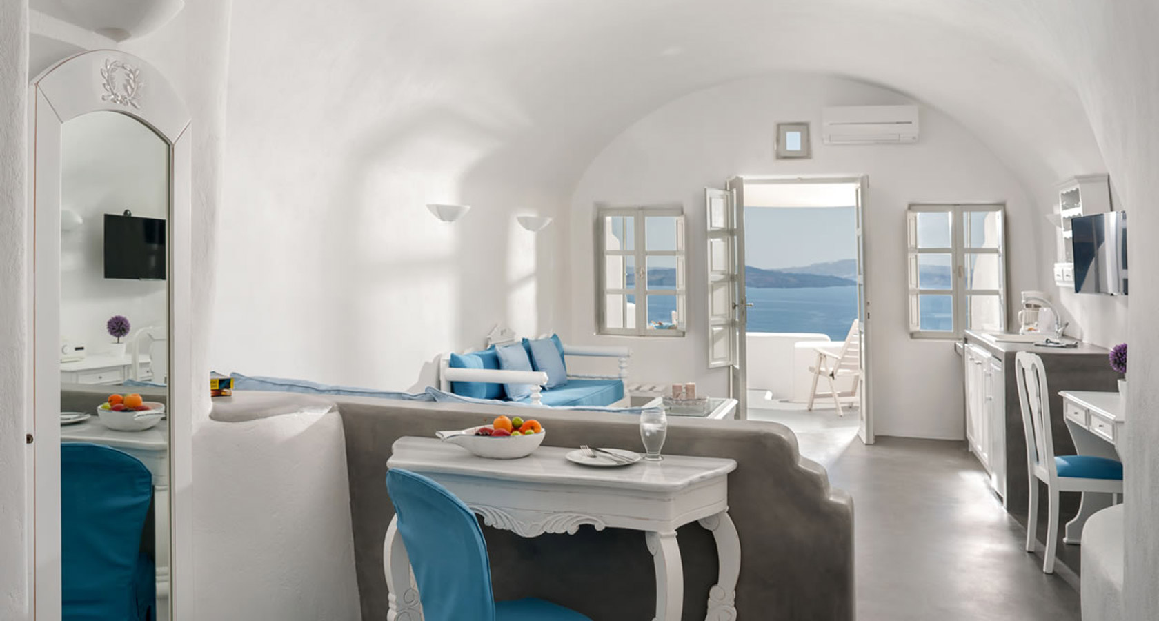 Thirea Suites in Oia Santorini - General view of a standard suite