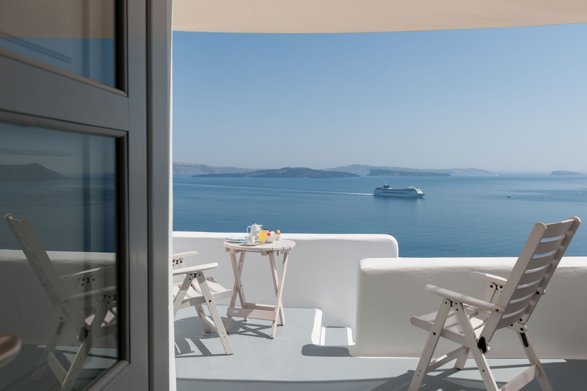 Thirea Suites in Oia Santorini with private balcony