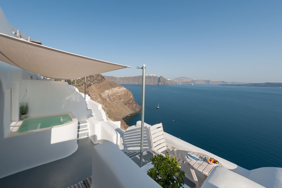 Thirea superior suite in Santorini – Private balcony