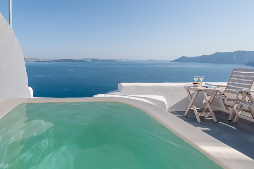 Thirea Suites in Oia Santorini – The balcony of a superior suite