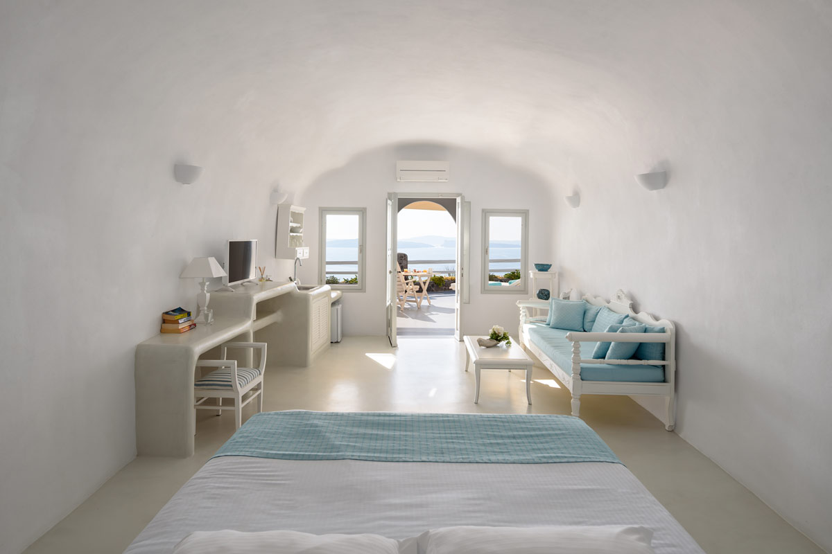 Thirea honeymoon suites in Oia Santorini