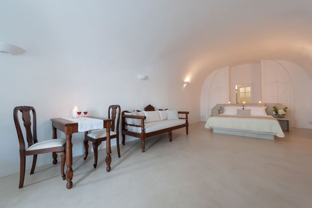 Sitting area of the Thirea superior suite in Santorini