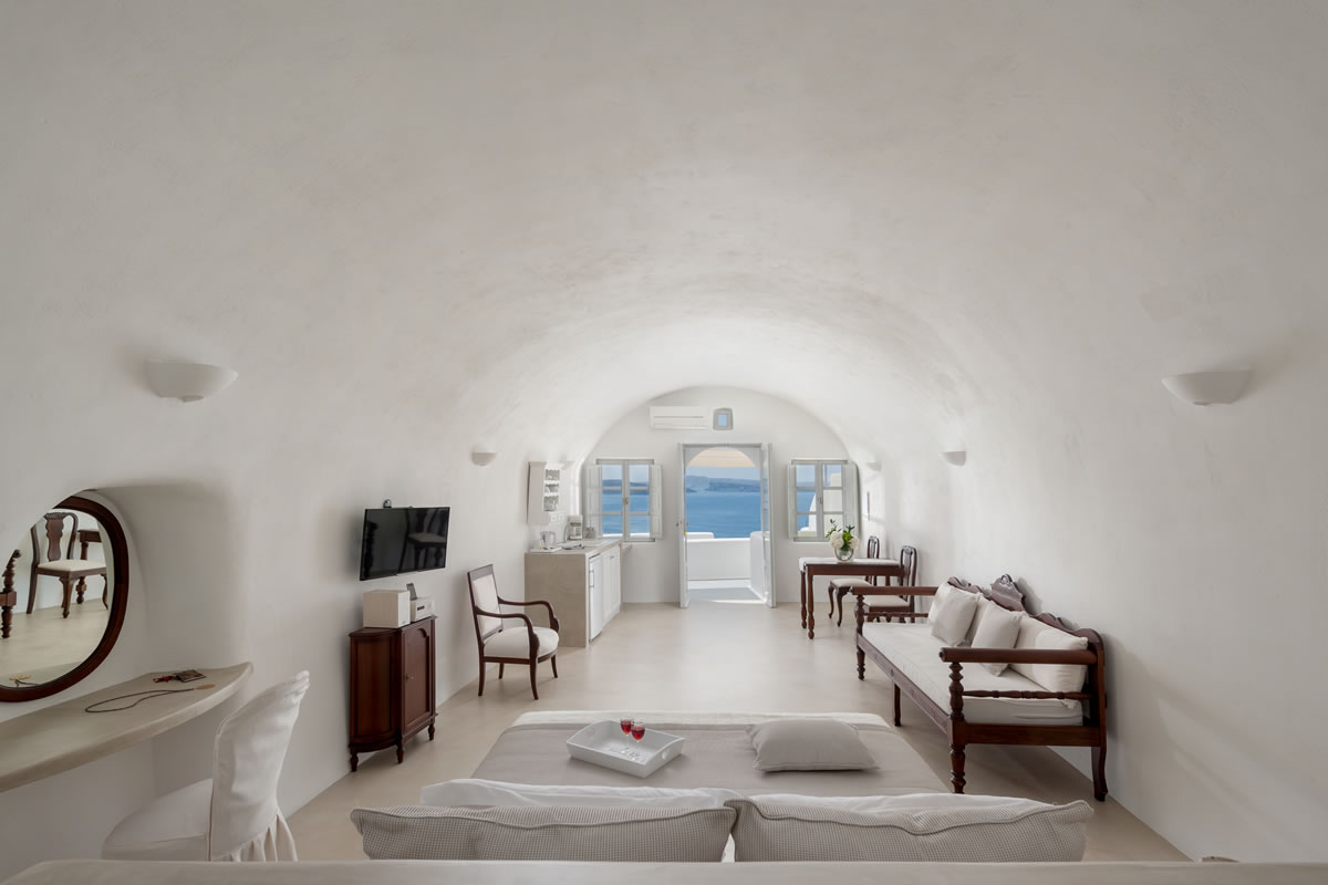 The kitchenette of the Thirea superior suite in Santorini