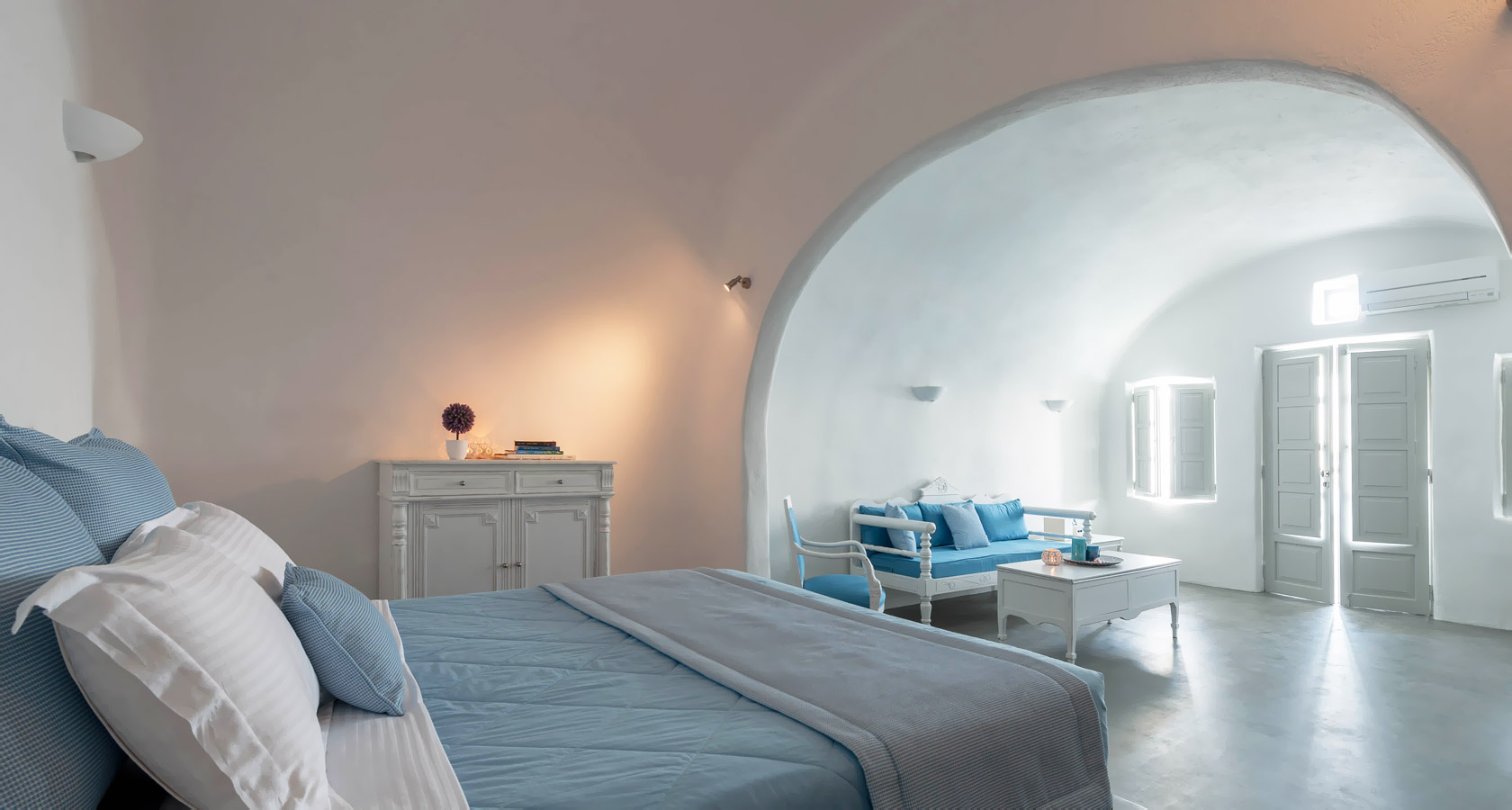 Overview of the Thirea superior suite in Oia Santorini
