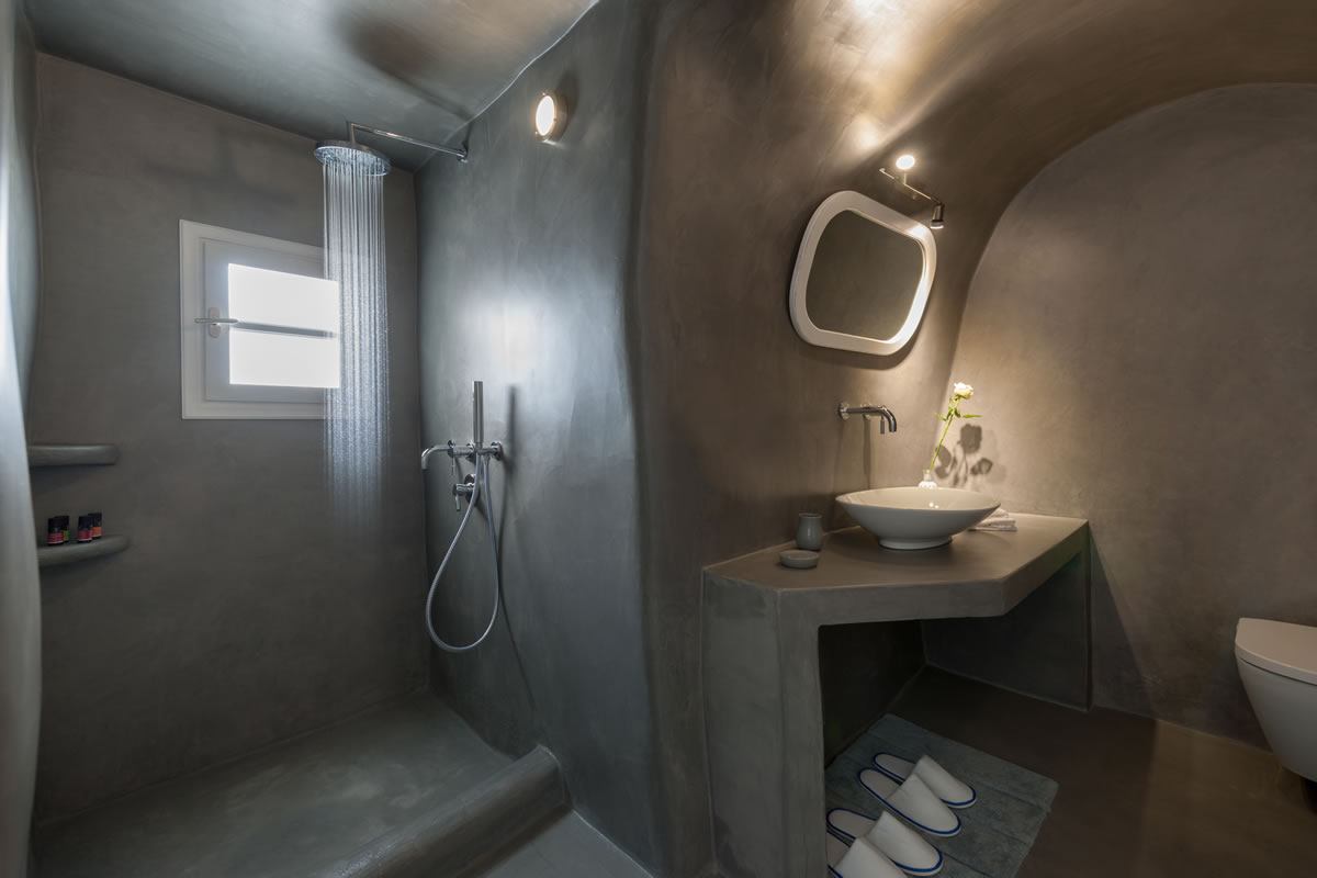 The bathroom of the Thirea superior suite in Santorini