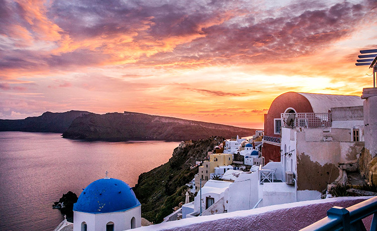 The Incredible Magnetism of the Santorini Sunset – Where to Get the Best Views