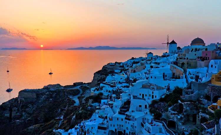 The Ultimate Santorini Honeymoon Guide – Locations & Activities for Romantic Getaways