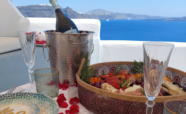 Wedding Proposal in Santorini – Experiencing Unforgettable Love at Thirea Suites