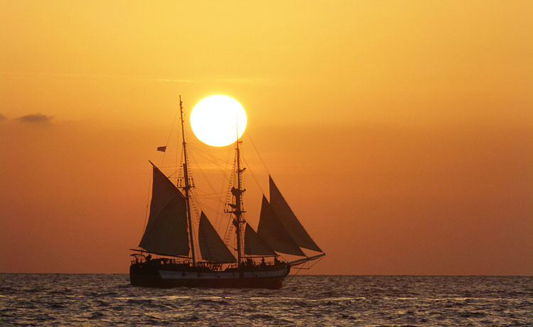 Best Santorini Boat Tours - Sunset Serenade: Sailing Sunset Tour with Dinner
